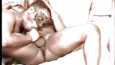 పెద్ద మాంసపు బోనర్‌ను పీల్చే సమయంలో అందగత్తె స్నేహితురాలు నొక్కబడింది